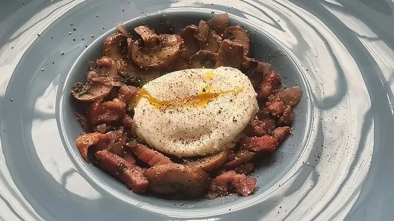 Œufs pochés bourguignonne : 16 œufs pochés à déguster